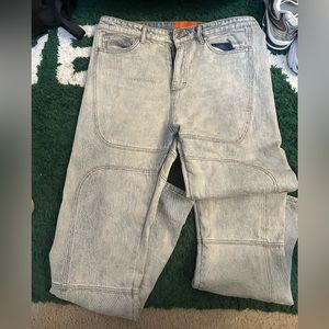 Who decides war jeans size 34